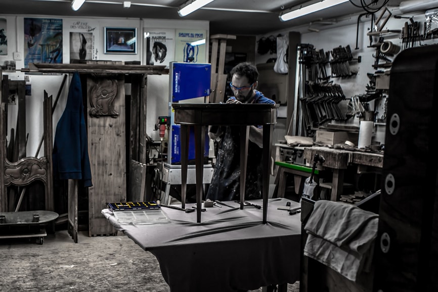 Olivier Kilchoer dans son atelier Au Péché du Mobilier à Fribourg