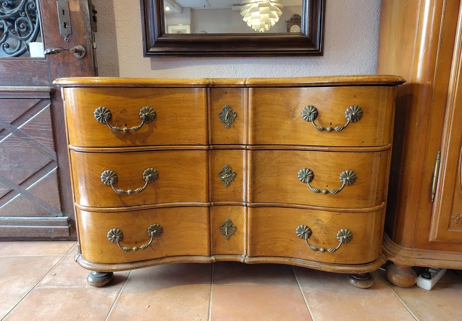 Commode arbalète en noyer massif, Louis XIV - vue 1