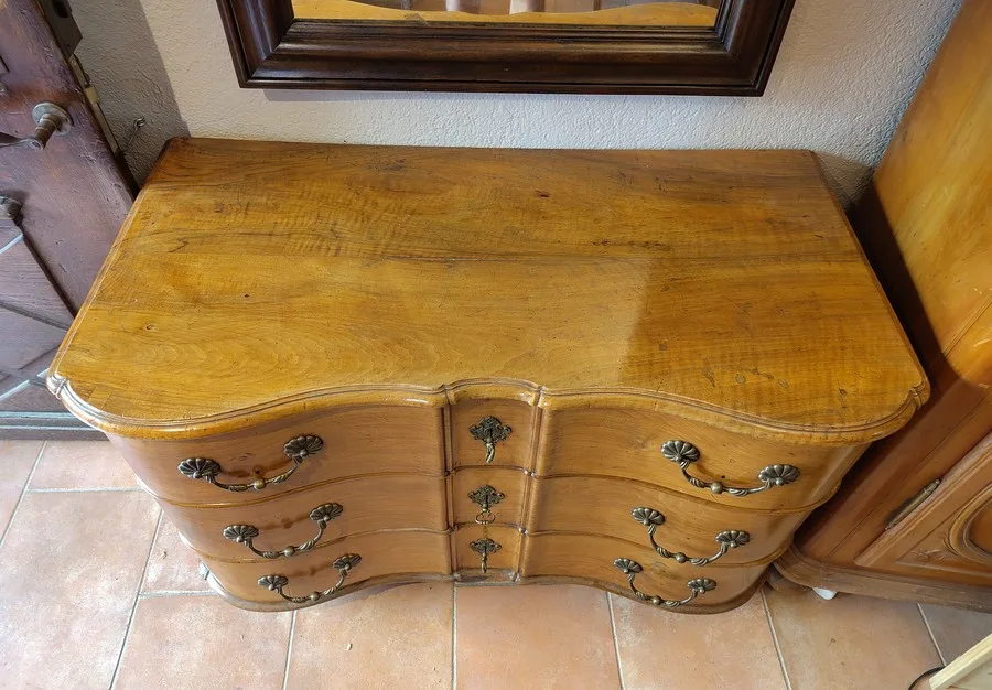 Commode arbalète en noyer massif, Louis XIV - vue 2