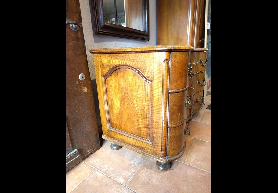 Commode arbalète en noyer massif, Louis XIV - vue 3