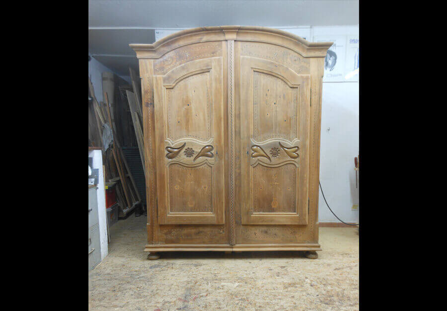 Restauration d'une armoire de mariage fribourgeoise décapée - vue 1