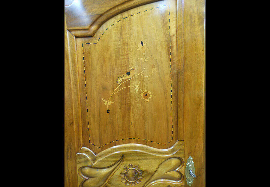 Restauration d'une armoire de mariage fribourgeoise décapée - vue 10