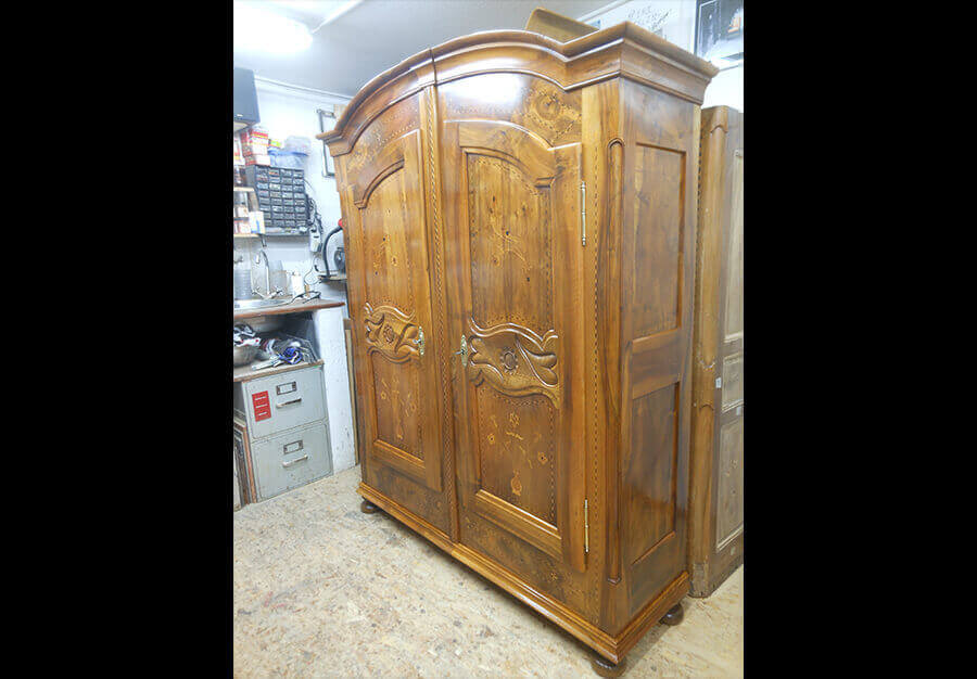 Restauration d'une armoire de mariage fribourgeoise décapée - vue 7