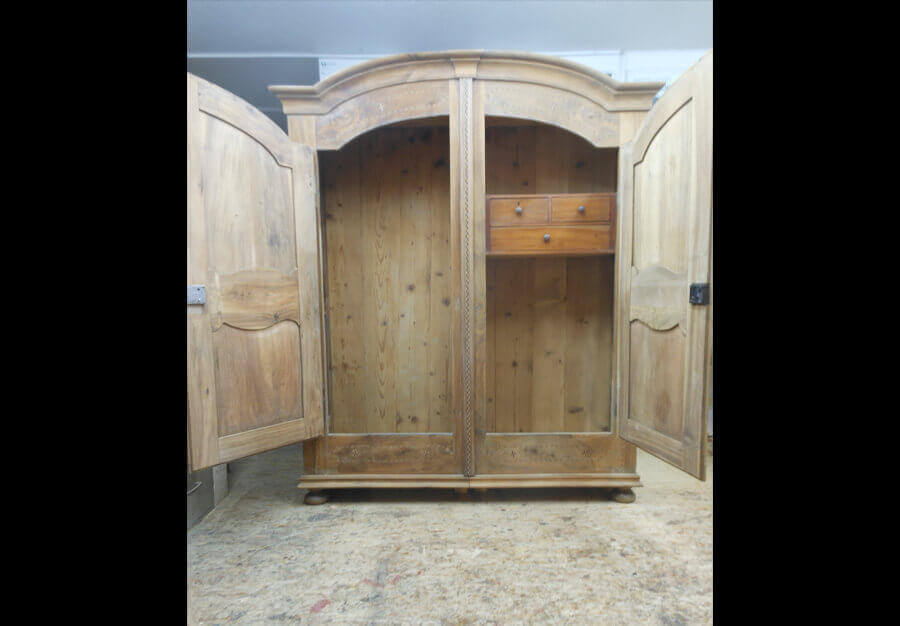 Restauration d'une armoire de mariage fribourgeoise décapée - vue 2