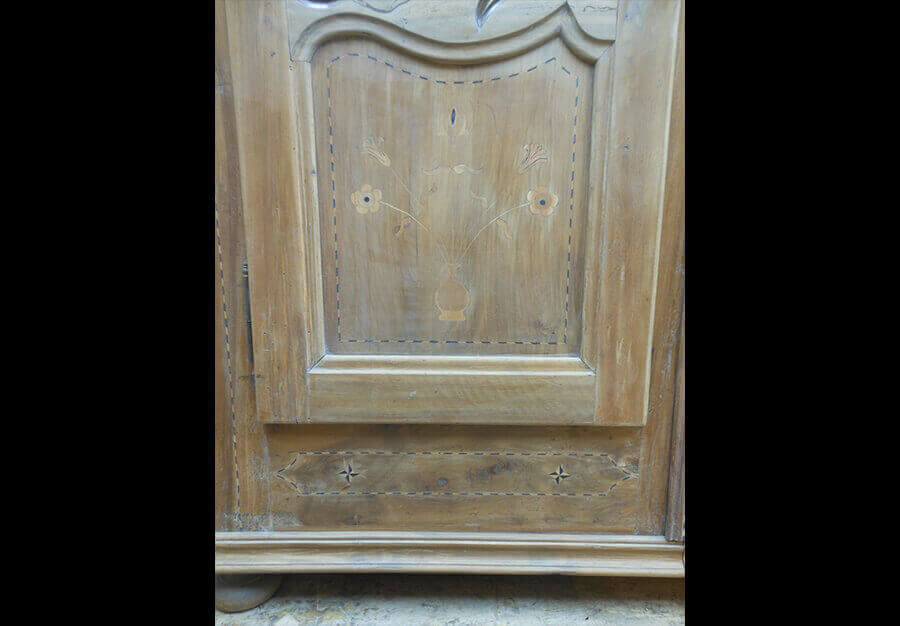 Restauration d'une armoire de mariage fribourgeoise décapée - vue 3