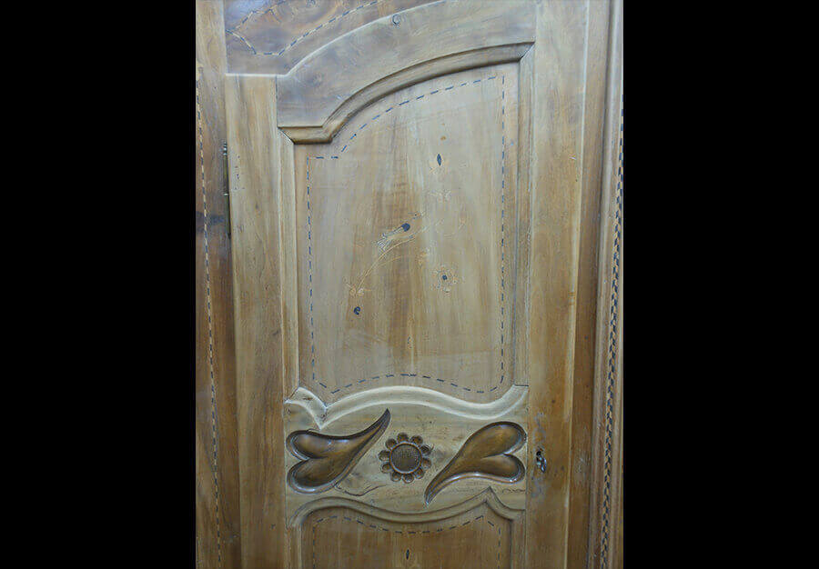 Restauration d'une armoire de mariage fribourgeoise décapée - vue 4