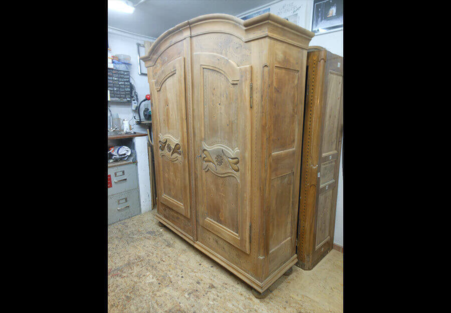 Restauration d'une armoire de mariage fribourgeoise décapée - vue 5