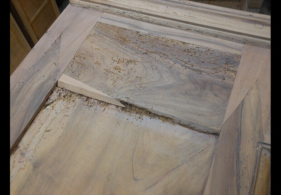 Restauration d'une armoire de mariage fribourgeoise décapée - vue 6