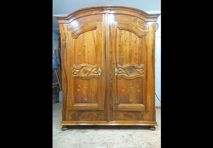 Restauration d'une armoire de mariage fribourgeoise décapée
