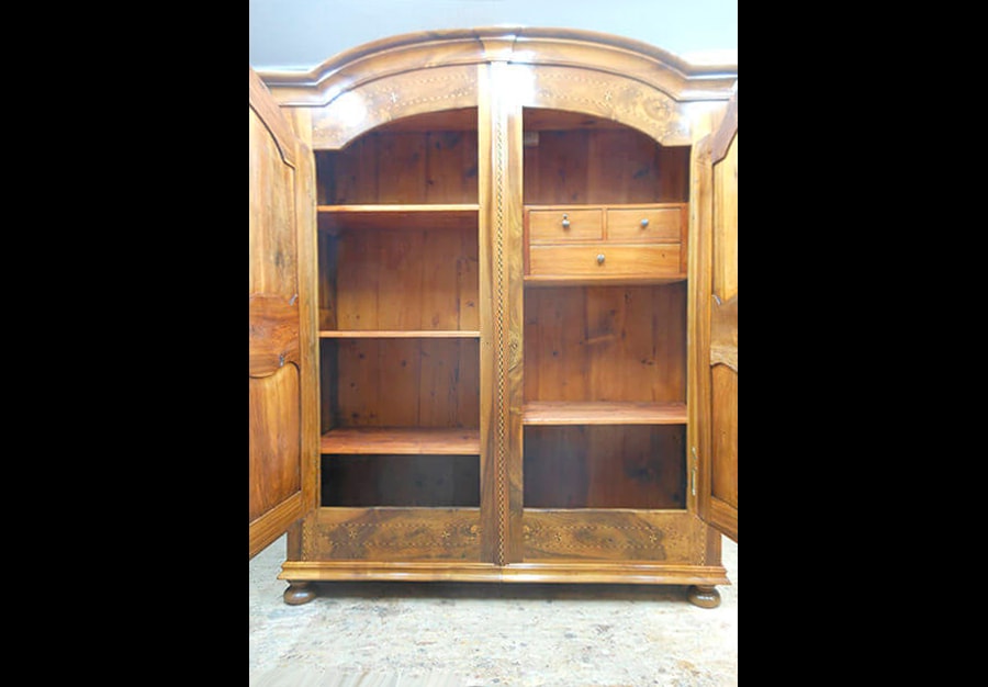 Restauration d'une armoire de mariage fribourgeoise décapée - vue 8