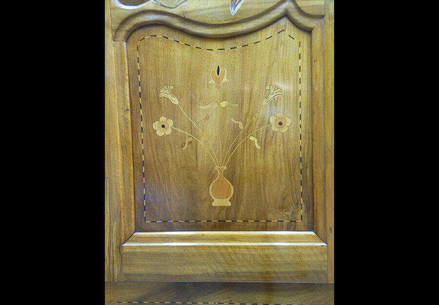 Restauration d'une armoire de mariage fribourgeoise décapée - vue 9