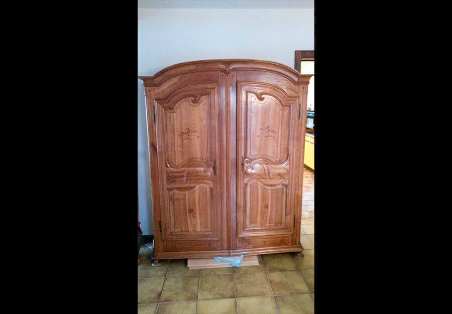 Restauration d'une armoire de mariage fribourgeoise marquetée - vue 1