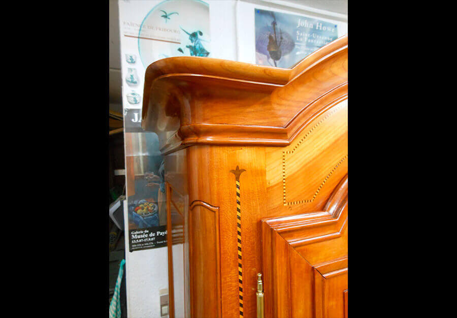Restauration d'une armoire de mariage fribourgeoise marquetée - vue 17