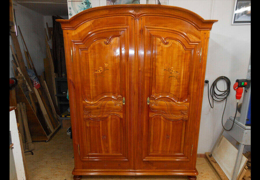 Restauration d'une armoire de mariage fribourgeoise marquetée