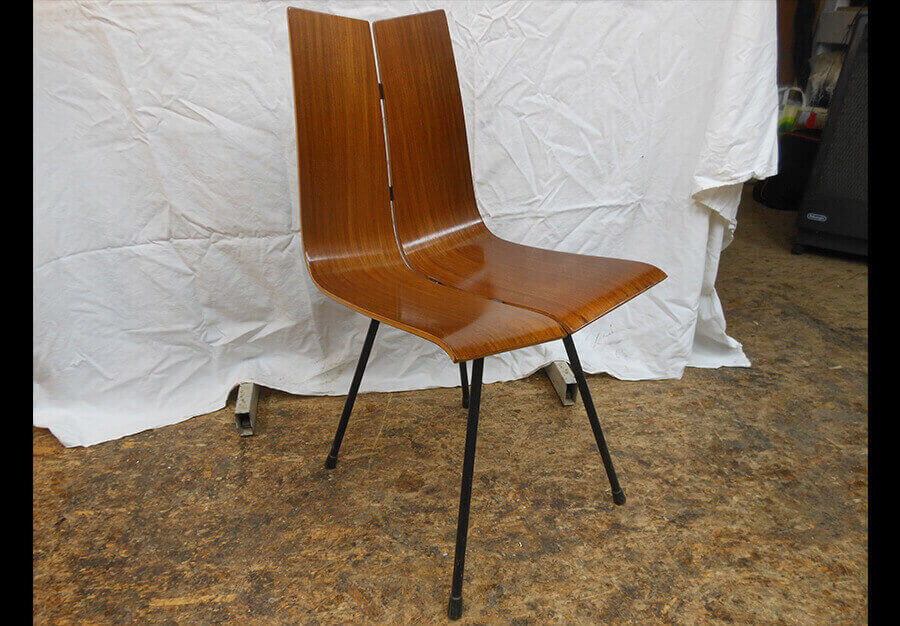 Réparation du placage d'une chaise Hans Bellmann