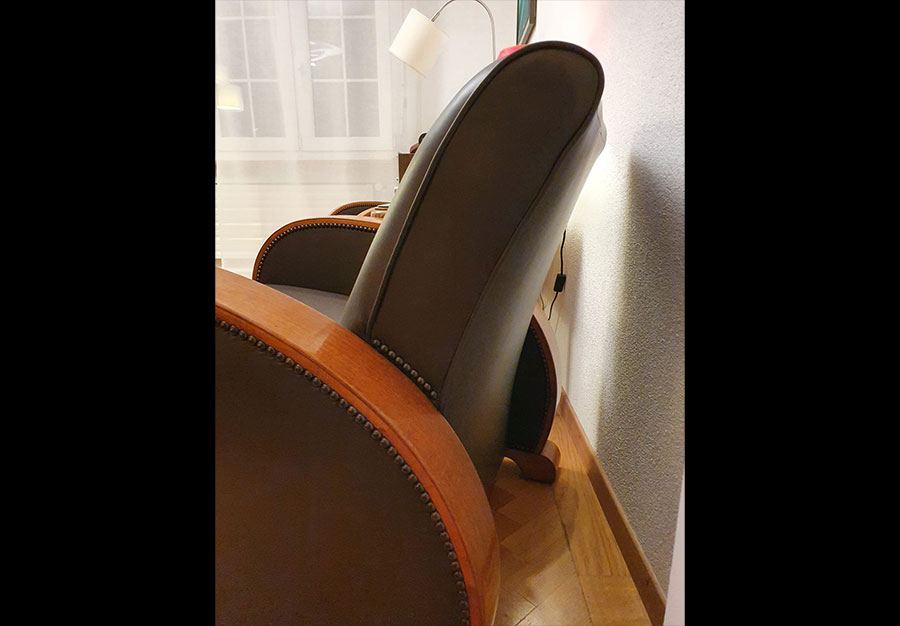 Paire de fauteuils club, En noyer - vue 10