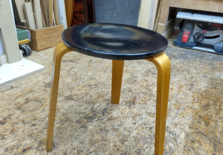 Tabouret en bois moulé Hans Bellmann pour Horgen Glarus - Au Péché du Mobilier Fribourg