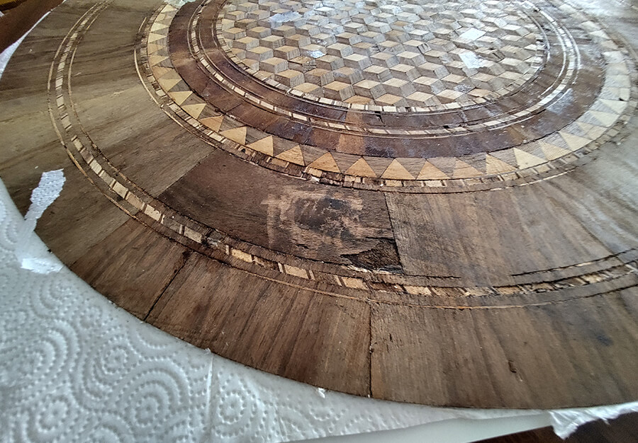 Restauration d’une table d’appoint en marqueterie, Dépose et remise en état du placage - vue 10