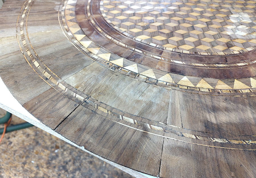 Restauration d’une table d’appoint en marqueterie, Dépose et remise en état du placage - vue 11
