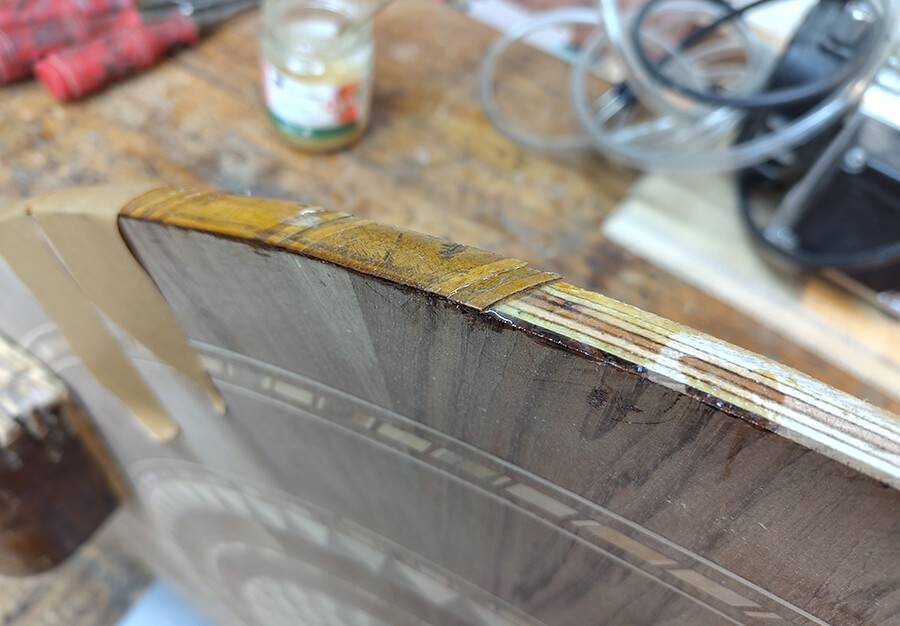 Restauration d’une table d’appoint en marqueterie, Dépose et remise en état du placage - vue 12