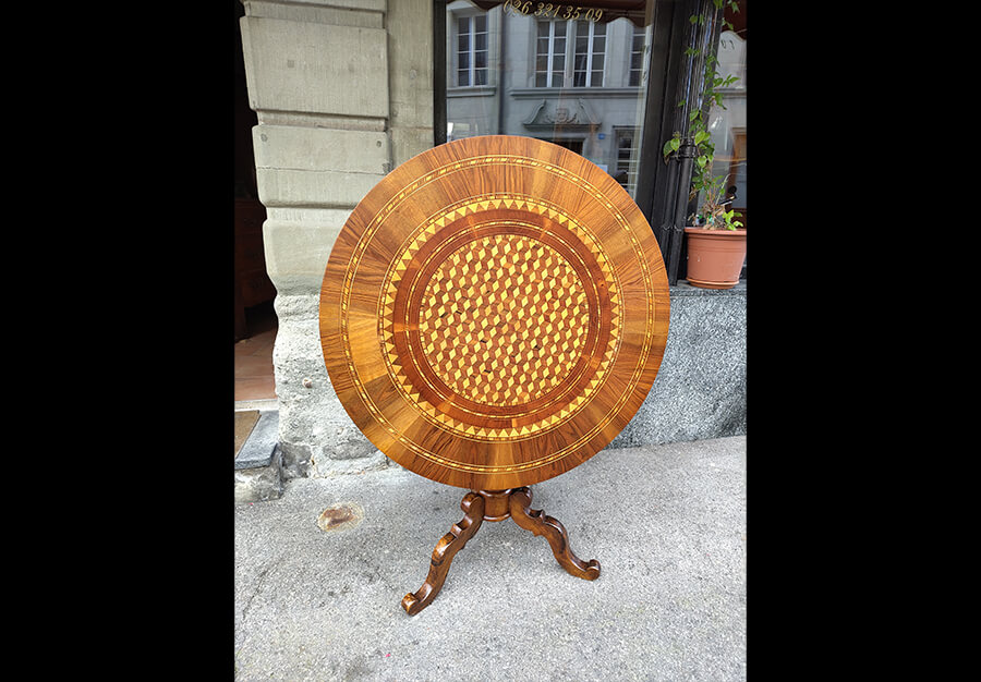 Restauration d’une table d’appoint en marqueterie, Dépose et remise en état du placage - vue 2