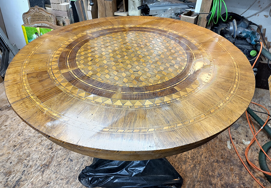 Restauration d’une table d’appoint en marqueterie, Dépose et remise en état du placage - vue 4