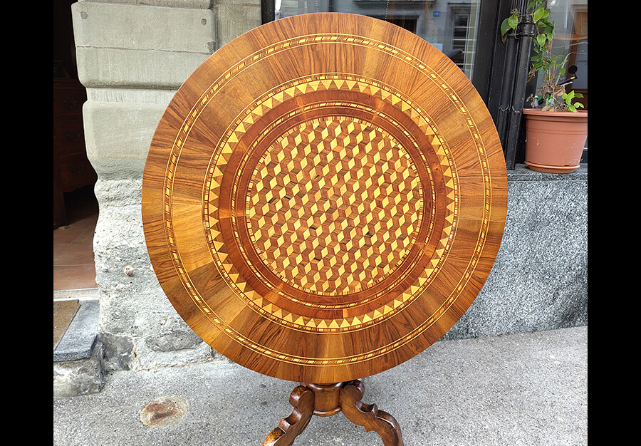 Restauration d’une table d’appoint en marqueterie, Dépose et remise en état du placage - vue 3
