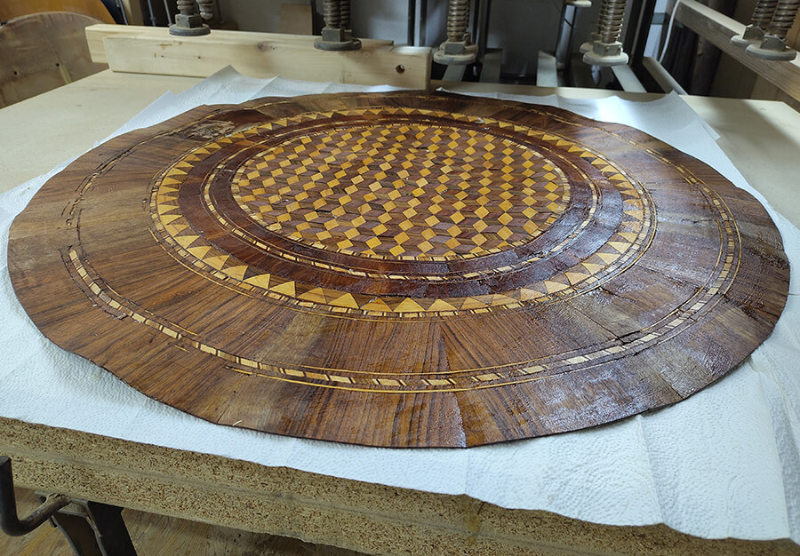 Restauration d’une table d’appoint en marqueterie, Dépose et remise en état du placage - vue 8