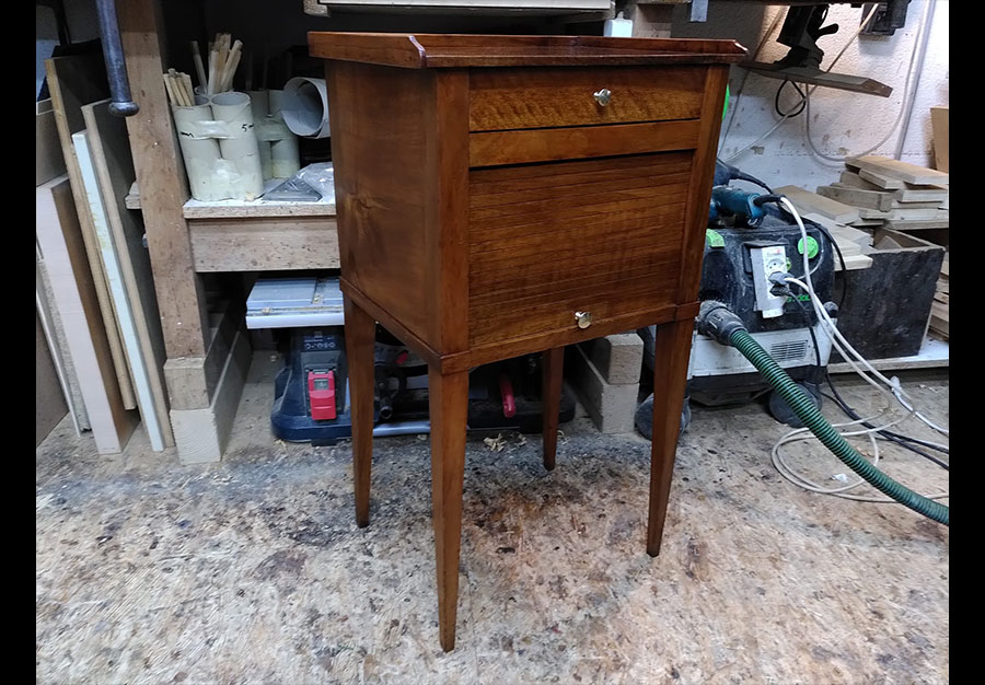 Restauration table de nuit en noyer